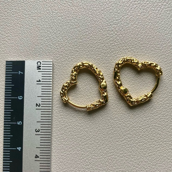 Fiery Love - Heart Shape Hoop Earrings - Picture 6 of 6